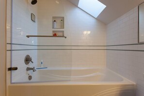 Combined shower/bathtub, hair dryer, towels, soap - Cozy Private Cottage Near Downtown Portland (Portland)