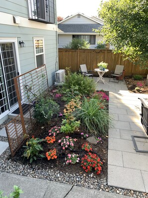Terrace/patio - Cottage featuring lots of room, parking, and easy access to the best of Portland (Portland)