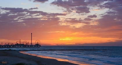 Walk to Beach - Free Umbrella & Chair - Pet Friendly - WiFi + Smart TVs