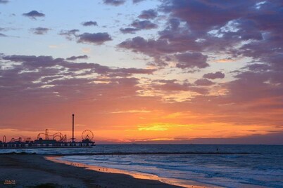 Walk to Beach - Free Umbrella & Chair - Pet Friendly - WiFi + Smart TVs