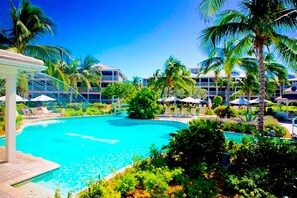 Una piscina al aire libre, sombrillas