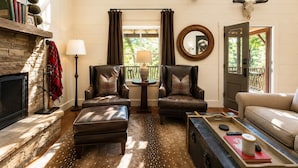 Smart TV, fireplace, books - Walk to DT Highlands | Designer Cabin | Fireplace | Fenced Yard | Dog Friendly (Highlands)