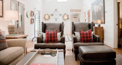 Korkea Hemlock. Kaupungissa. Kävele kaikkialla. Takka. Aita. Lemmikkieläimet