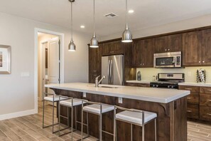 冷蔵庫、電子レンジ、オーブン、コンロ