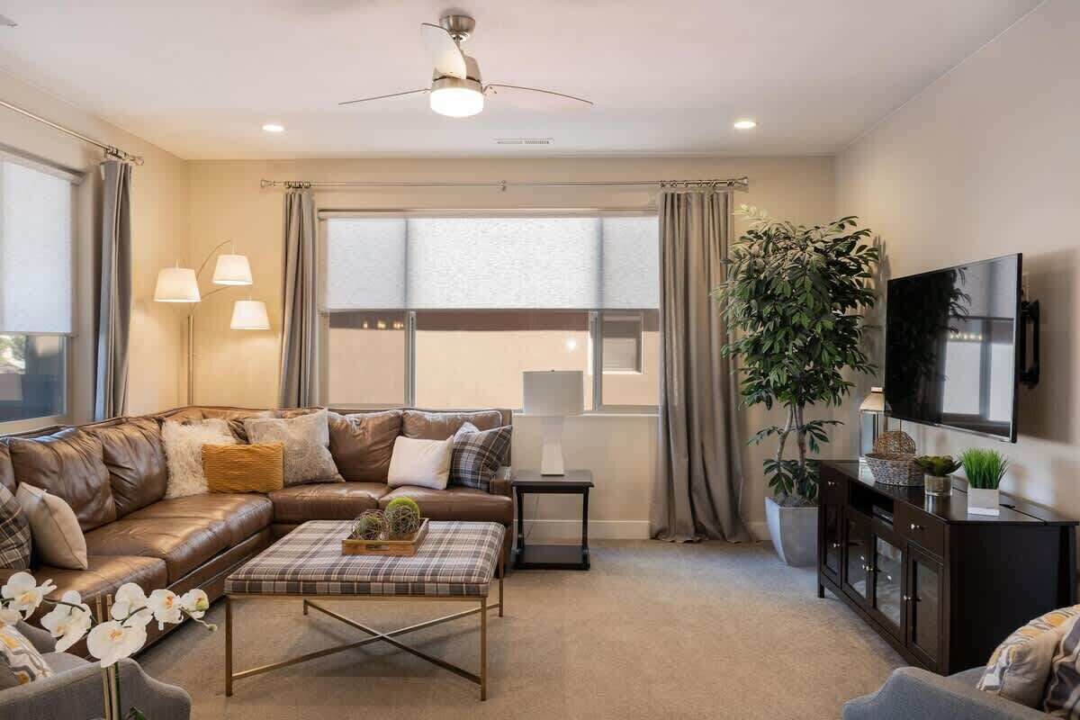 Televisión, reproductor de DVD, oficina