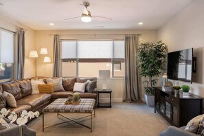 テレビ、DVD プレーヤー、書斎 / ワークスペース