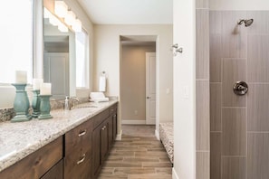 Combined shower/bathtub, hair dryer, towels - PVZ 24|Stunning Patio Views *Ping Pong & Fire Pit* (Santa Clara)