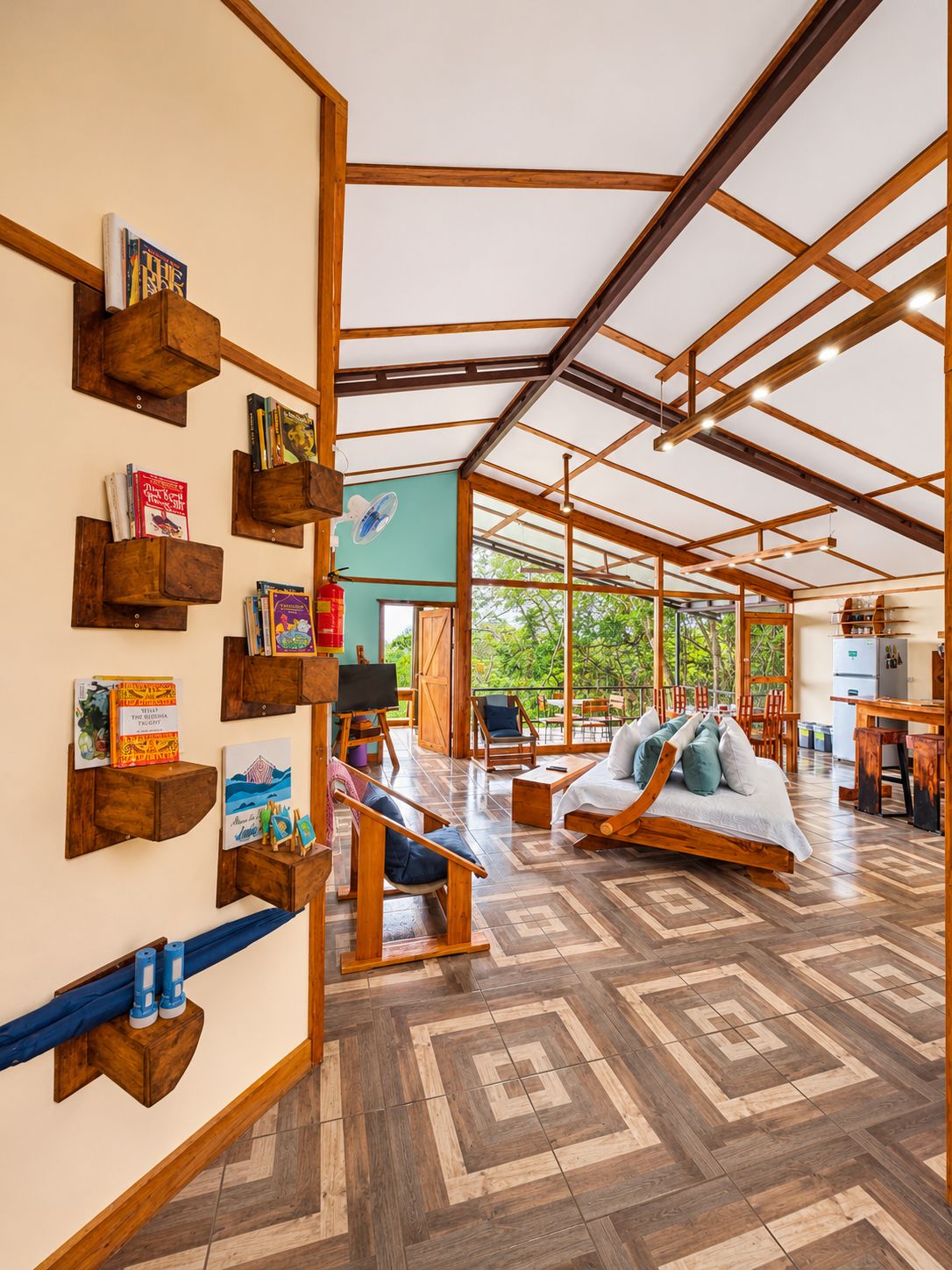 Una habitación amplia con techo alto, vigas de madera y suelo con motivo de espiga.