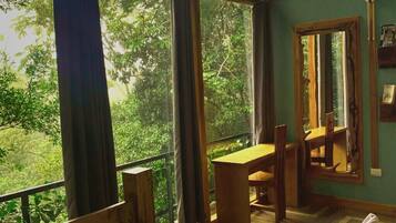 3 bedrooms, in-room safe, desk, travel cot