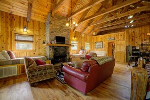 Smart TV, fireplace, DVD player - Moose Creek Lodge - The Perfect Romantic Getaway! (Sautee Nacoochee)
