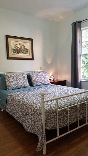 2 sovrum, skrivbord, strykjärn/strykbräda och resesäng