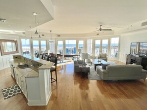 Una Smart TV, videojuegos, un reproductor de DVD, libros