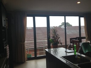 Fridge, microwave, oven, stovetop - Prime location, modern, spacious condo In Cuenca Sleeps 6 (Cuenca)