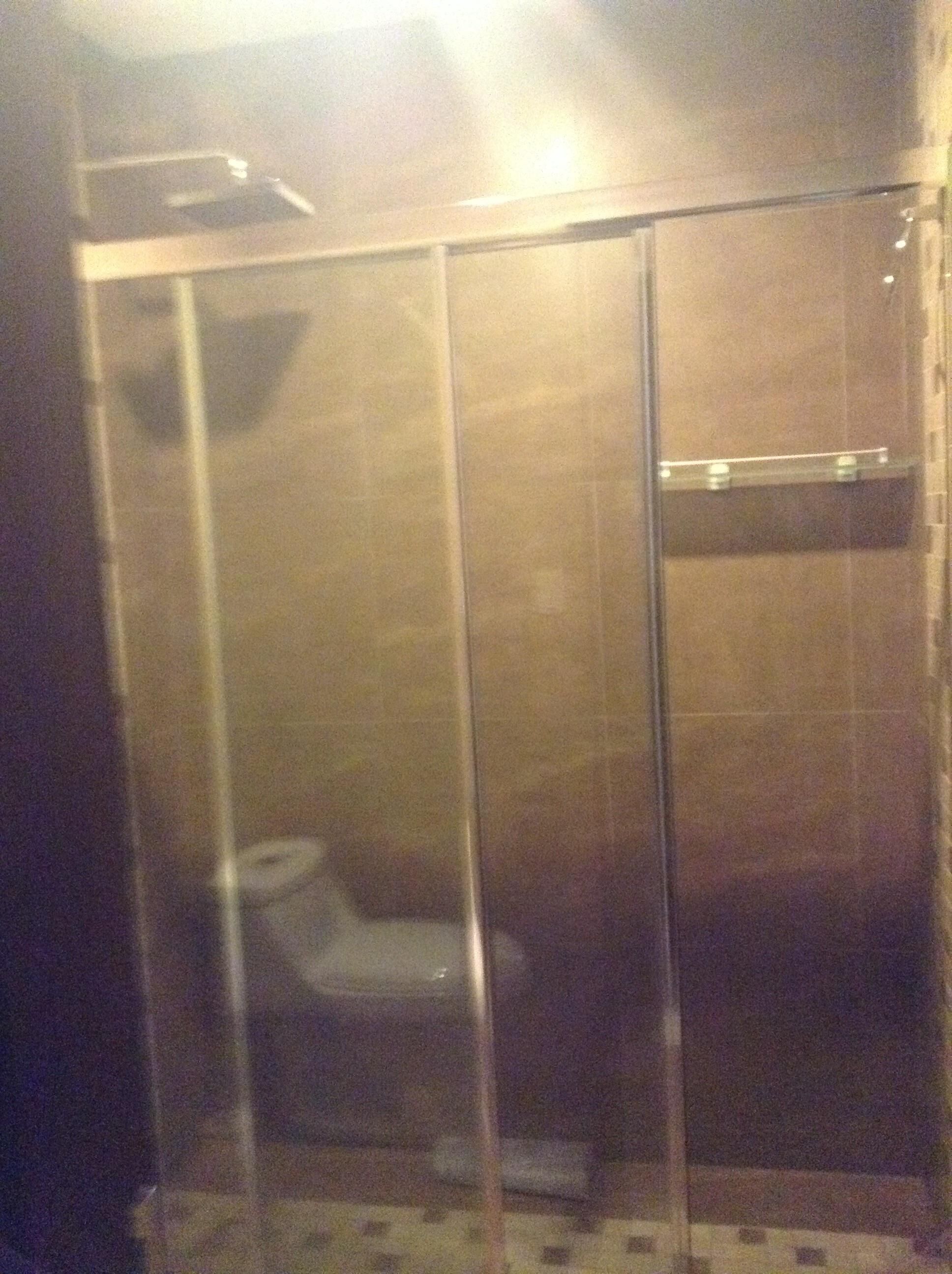 Douche, sèche-cheveux, serviettes fournies
