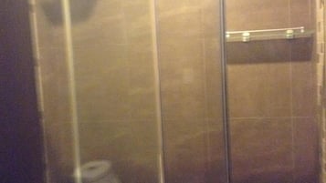 Douche, sĂšche-cheveux, serviettes fournies