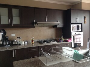 Fridge, microwave, oven, stovetop - Prime location, modern, spacious condo In Cuenca Sleeps 6 (Cuenca)