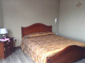 3 bedrooms, iron/ironing board, WiFi, bed sheets - Prime location, modern, spacious condo In Cuenca Sleeps 6 (Cuenca)