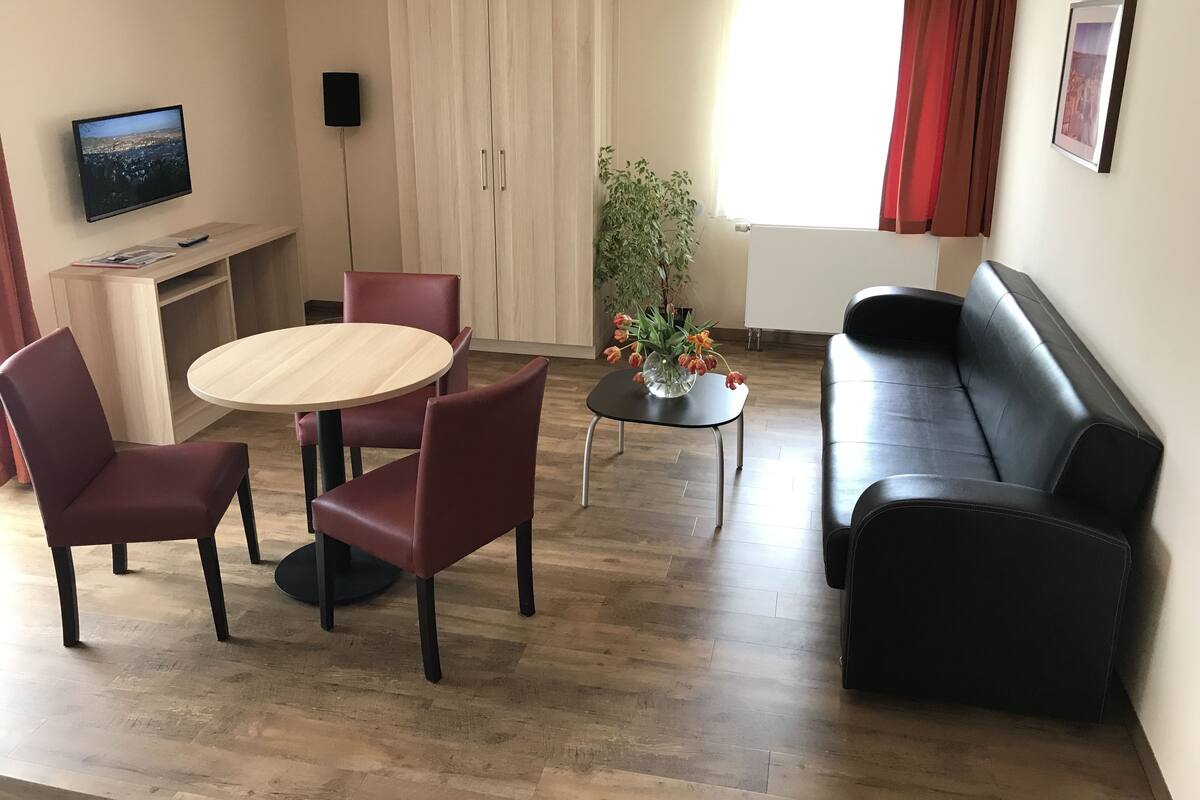 Familie appartement, balkon | Een minibar, een kluis op de kamer, een bureau, verduisterende gordijnen