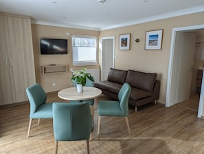 Family Apartment, Balcony | Living area | Flat-screen TV - Hotel Karls Burg (Loddin)