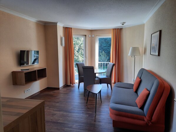 Lägenhet Comfort | Minibar, värdeförvaringsskåp på rummet och skrivbord