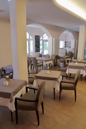 Breakfast and lunch served - Hotel Karls Burg (Loddin)
