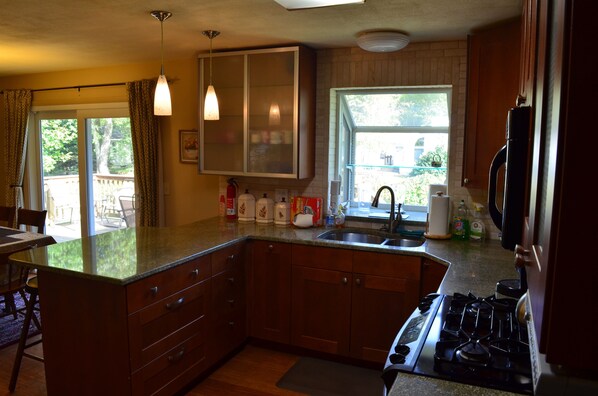 Jääkaappi, mikroaaltouuni, uuni, liesi