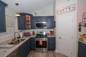 冰箱、微波炉、烤箱、炉灶