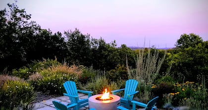 Family-Friendly Dry Creek Valley Retreat w/Amazing Views <15 Minutes To Square