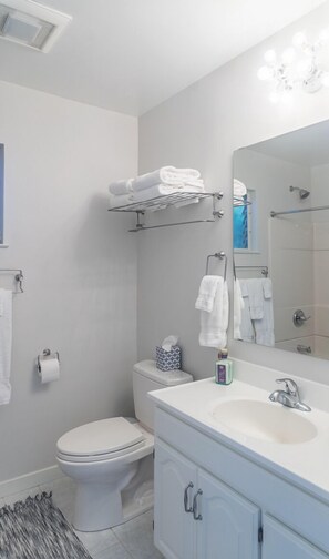 Combinazione doccia/vasca, asciugacapelli, asciugamani, sapone
