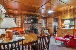 Dining - Cozy Secluded Cabin! (Green Mountain Falls)