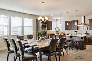 Dining - PVZ102| Steps to Waterpark * Pool * Pvt Hot Tub * (Santa Clara)