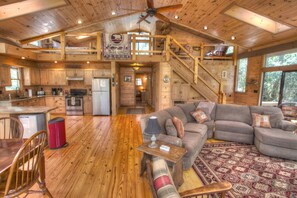Smart TV, DVD player - Bogg's Mtn Lodge – A Treasure in the North Georgia Mountains (Tiger)