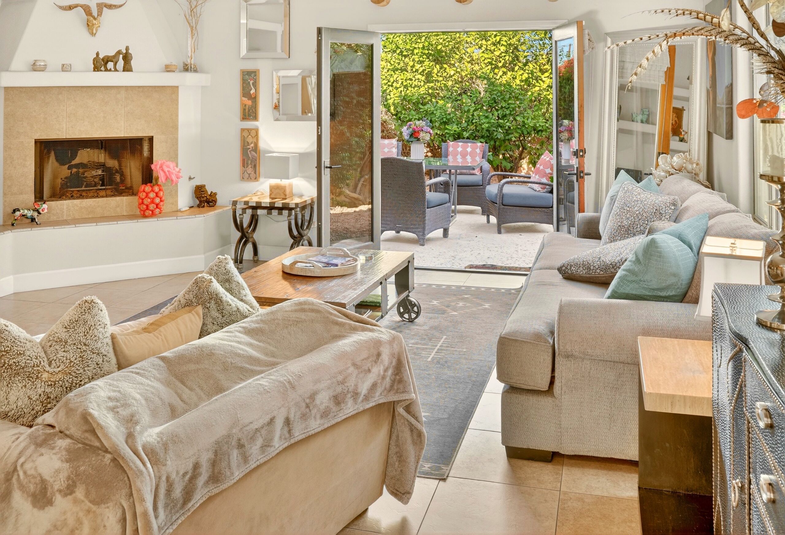 Smart TV, fireplace, Netflix, Hulu