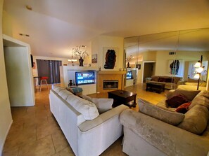 Smart TV, fireplace - Bike To Coachella Music Festival / Stadium (Indio)