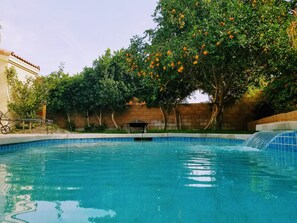 Alberca al aire libre y alberca climatizada