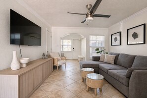 Smart TV, books - Barefoot Beach: Modern 2 Bd Condo, Perfect Getaway (Indian Shores)