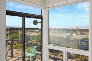 Habitació amb una finestra gran que donen a un paisatge.
