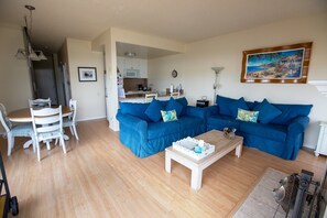 Fernseher, Kamin, Stereoanlage