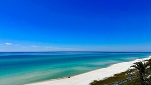 Yksityinen ranta, aurinkotuoleja