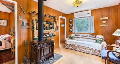 Hämmästyttävä historiallinen mökki, joka sijaitsee Julianin sydämessä lähellä Trails & Town A / C: tä