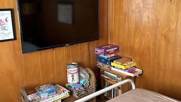 2 quartos, escrivaninha, ferros/tábuas de passar roupa