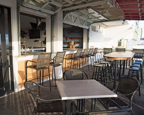 Outdoor dining - Ocean Sands in Virginia Beach (Virginia Beach)