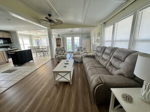 Televisión, videojuegos, reproductor de DVD y libros 