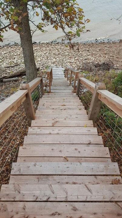 Bridgeview Cottage with Weekday Pontoon Boat Access, and Quiet Peninsula Setting