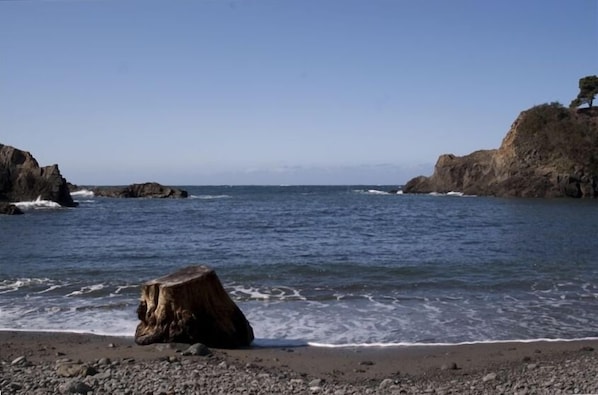 Beach nearby, sun-loungers, beach towels