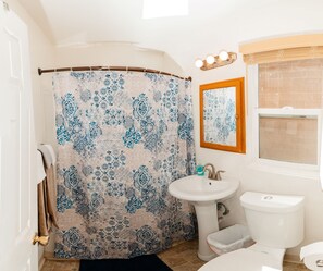 Combined shower/tub, hair dryer, towels, soap - Near Ocean Front!, Views, Spa, AC, Best MB Location! (San Diego)