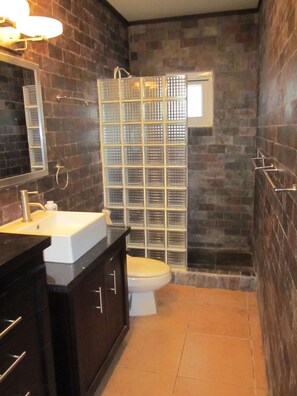 シャワー、ヘアドライヤー、タオル