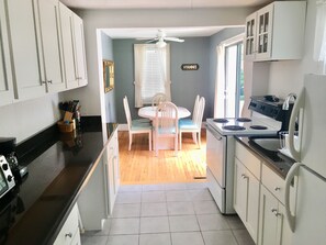 KĂŒhlschrank, Mikrowelle, Ofen, Herdplatte