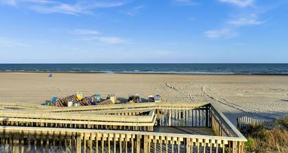 Exclusive Oceanfront House –Pickleball Rackets, Bikes Included