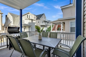 bbq deck off the kitchen 